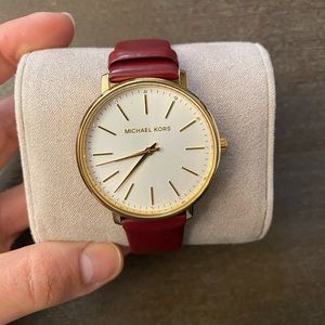 PREOWNED. Michael Kors Pyoer White Dial Merlot Ladies Watch.Battery doesn’t work